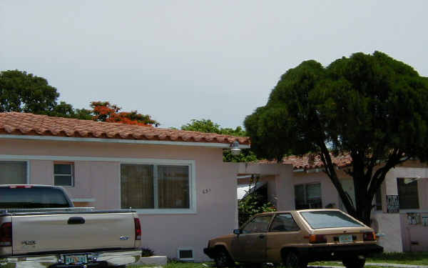 641-651 SW 10th St in Miami, FL - Building Photo - Building Photo