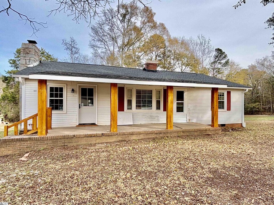 1911 Old Pelzer Rd in Piedmont, SC - Building Photo