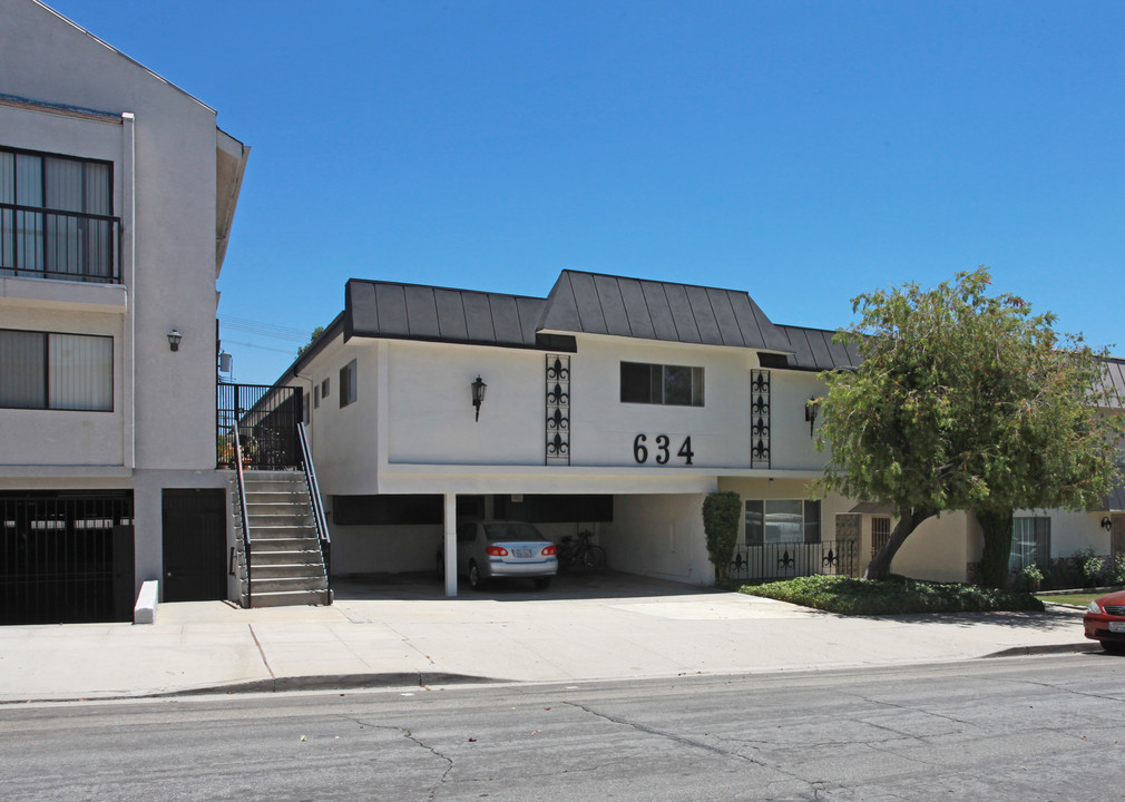 634 E Tujunga Ave in Burbank, CA - Foto de edificio