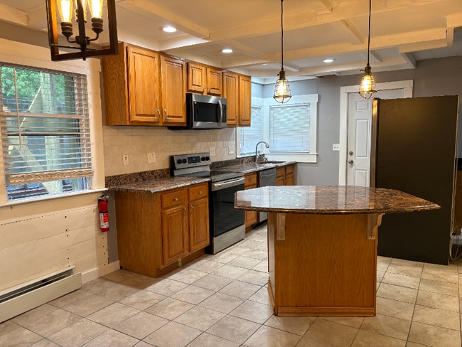 84 Quinapoxet St in Holden, MA - Building Photo - Building Photo