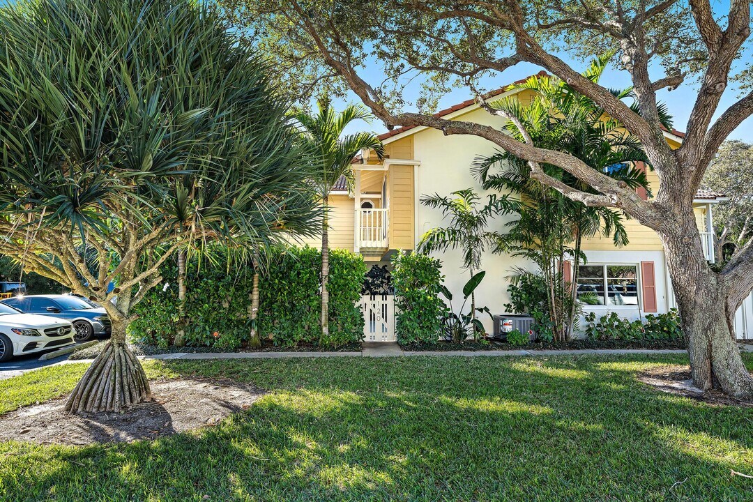 120 Seabreeze Cir in Jupiter, FL - Building Photo