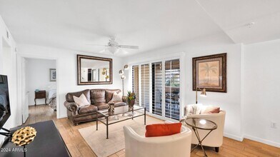 9990 N Scottsdale Rd in Paradise Valley, AZ - Building Photo - Building Photo