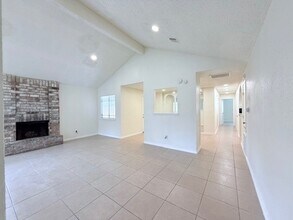 5711 Longforest Dr in Houston, TX - Building Photo - Building Photo