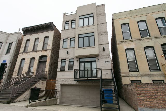 property at 421 W Armitage Ave