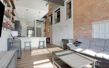 570 S Front St in Columbus, OH - Building Photo - Building Photo