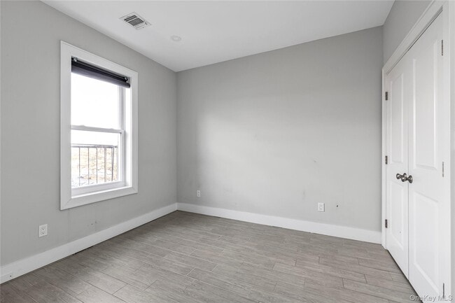 17 N Park Ave in Rockville Centre, NY - Foto de edificio - Building Photo