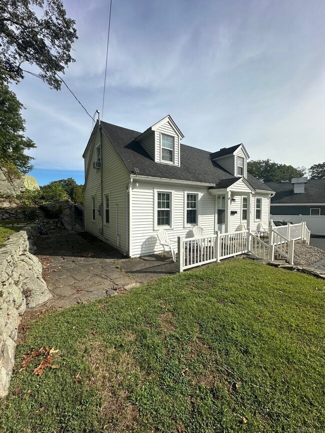 1110 Poquonnock Rd in Groton, CT - Building Photo - Building Photo