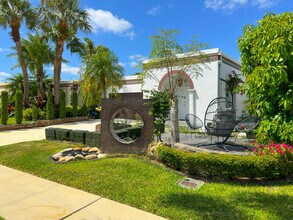 6590 Fountains Cir in Greenacres, FL - Foto de edificio - Building Photo