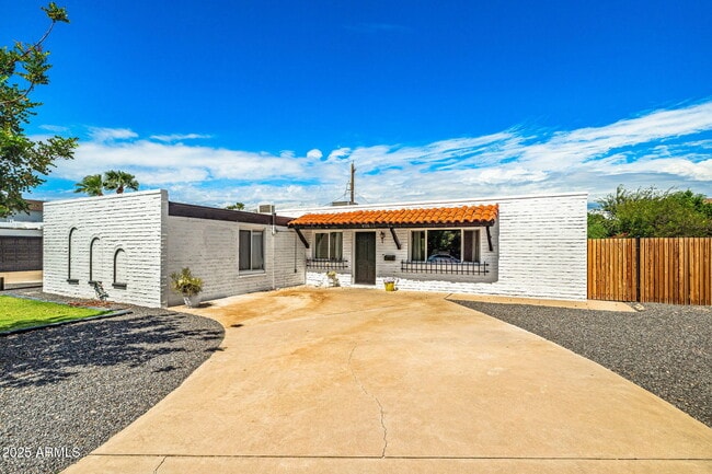 8326 E Crestwood Way in Scottsdale, AZ - Building Photo - Building Photo