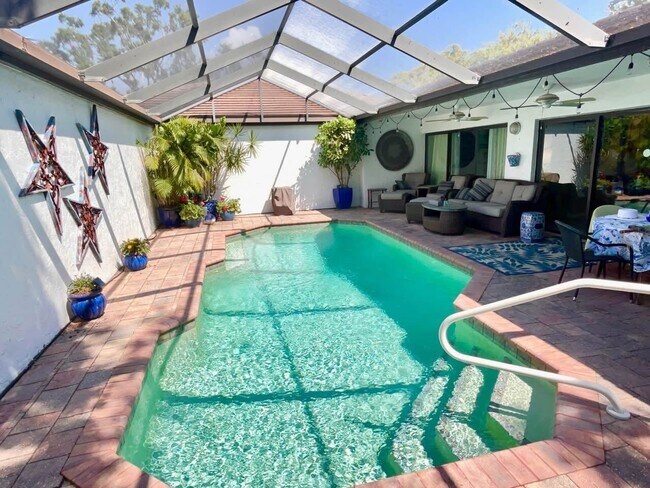 3900 Glen Oaks Manor Dr in Sarasota, FL - Building Photo - Building Photo