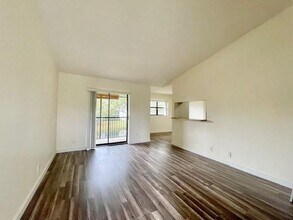 4088 N Pine Island Rd, Unit 409 in Sunrise, FL - Foto de edificio - Building Photo