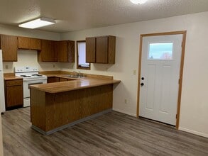 1817 28th St W in Williston, ND - Building Photo - Building Photo