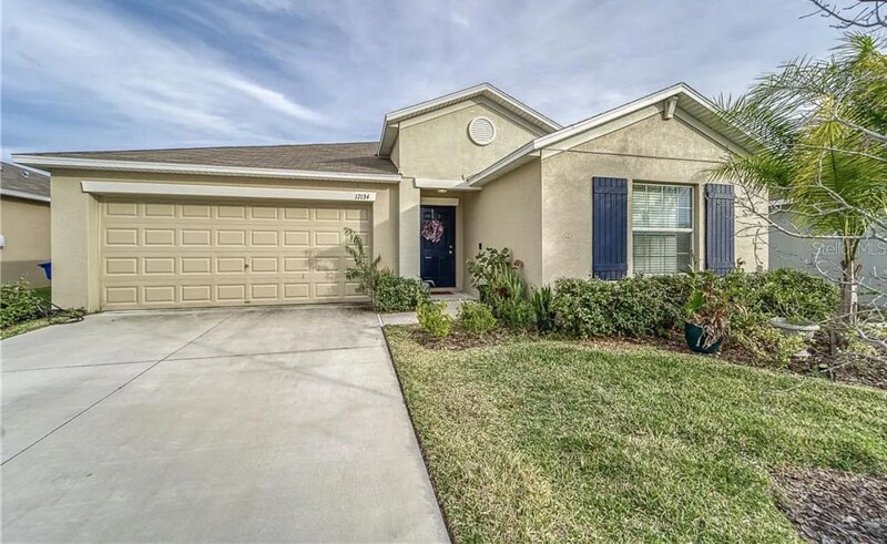 17134 White Mangrove Dr in Wimauma, FL - Building Photo