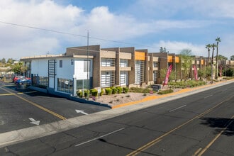 The Loreto Apartments in Phoenix, AZ - Foto de edificio - Building Photo