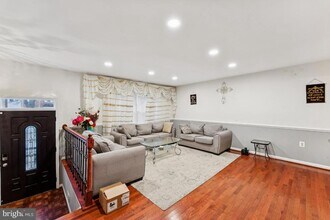 14430 Bakersfield Ct in Silver Spring, MD - Foto de edificio - Building Photo