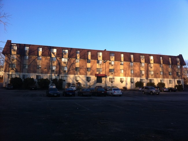 Cheshire Crossing Apartments in Waterbury, CT - Building Photo - Building Photo