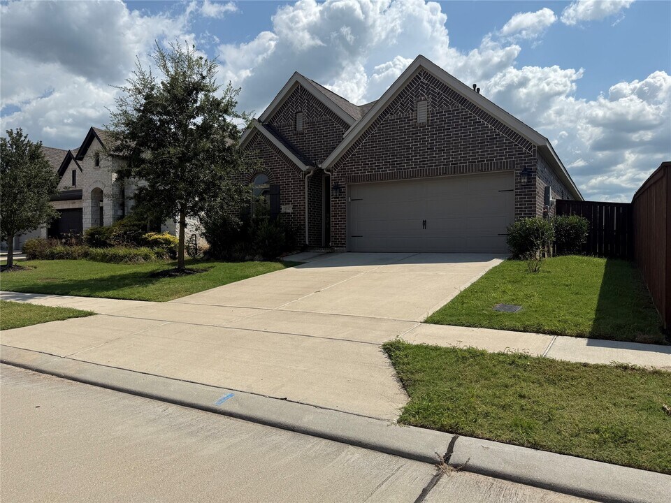 4942 Hitchings Ct in Arcola, TX - Foto de edificio