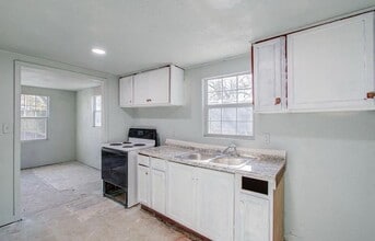 100 Ross St in Huntsville, TX - Building Photo - Building Photo