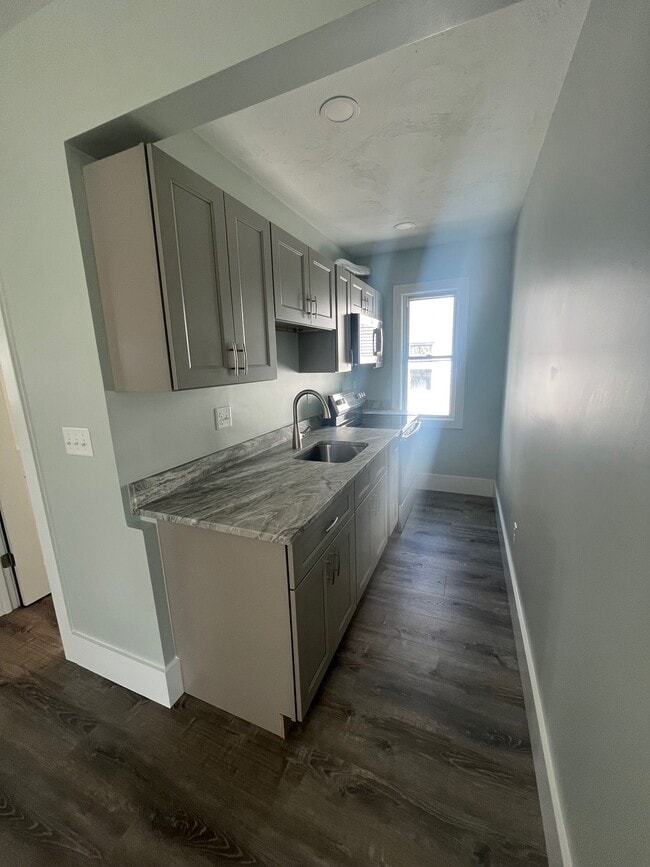 151 Pilgrim Ave, Unit 2 in Worcester, MA - Foto de edificio - Building Photo