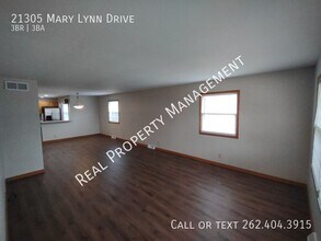 21305 Mary Lynn Dr in Brookfield, WI - Building Photo - Building Photo