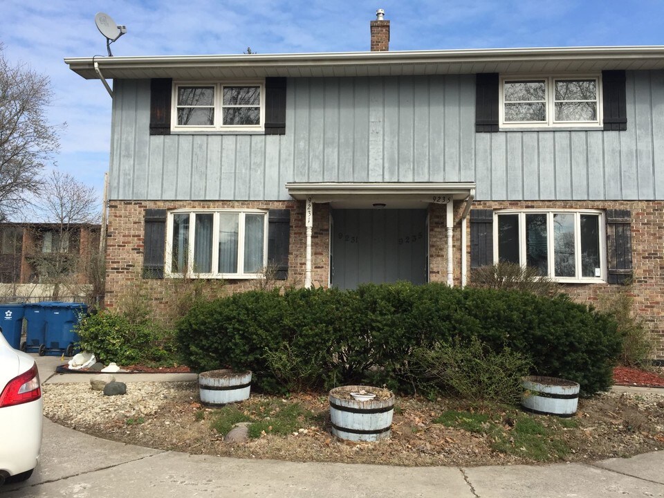 9325 Kennedy Ave in Highland, IN - Building Photo
