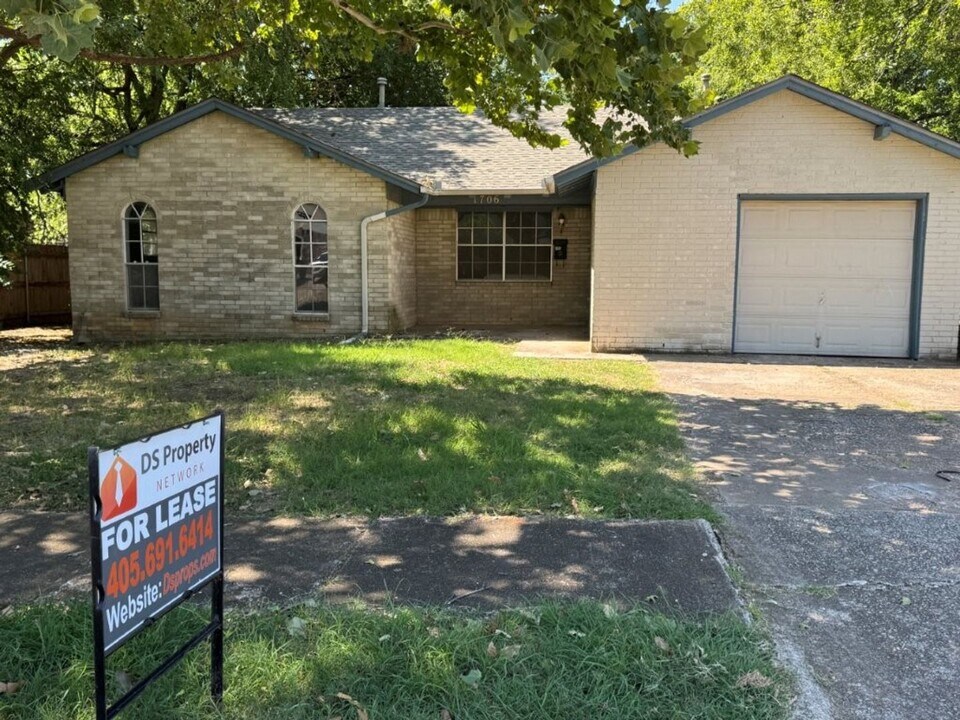 1706 Sheffield Cir in Norman, OK - Foto de edificio