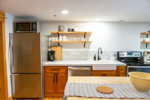 1002 Jessup Rd in Bingen, WA - Building Photo