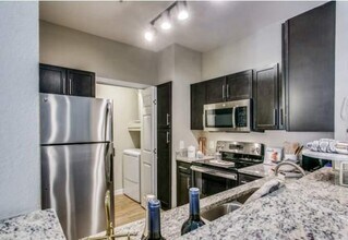 4000 Essex Ln in Houston, TX - Building Photo - Building Photo