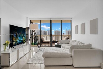 1000 E Island Blvd in Aventura, FL - Building Photo - Building Photo