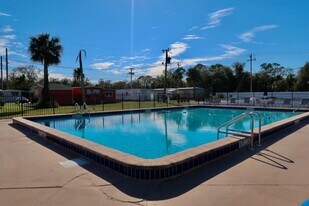 410 Suwanee Dr in North Fort Myers, FL - Building Photo