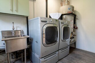 157 N Woodburn Dr in Los Angeles, CA - Building Photo - Building Photo