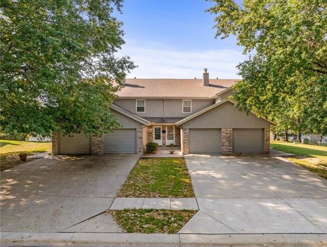 122 NE Greystone Dr in Lee's Summit, MO - Building Photo - Building Photo