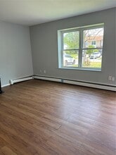 11 Columbine Ct in Middletown, NY - Building Photo - Building Photo