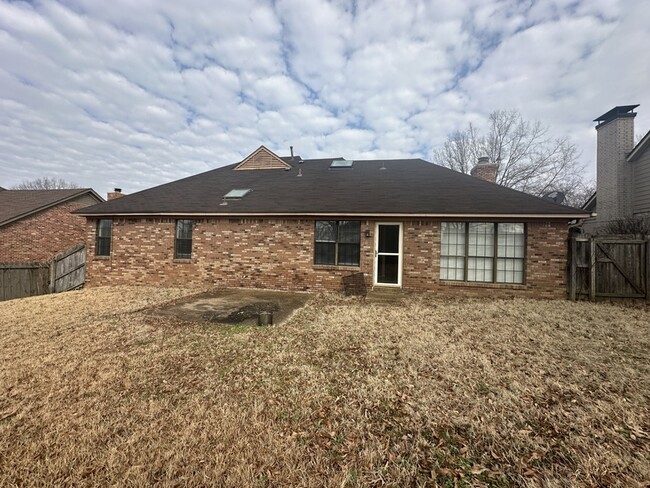 8693 Debbie Kay Ln in Cordova, TN - Foto de edificio - Building Photo