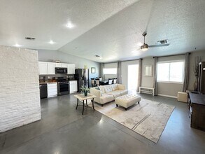 7267 Sixshooter Dr in Las Vegas, NV - Building Photo - Building Photo