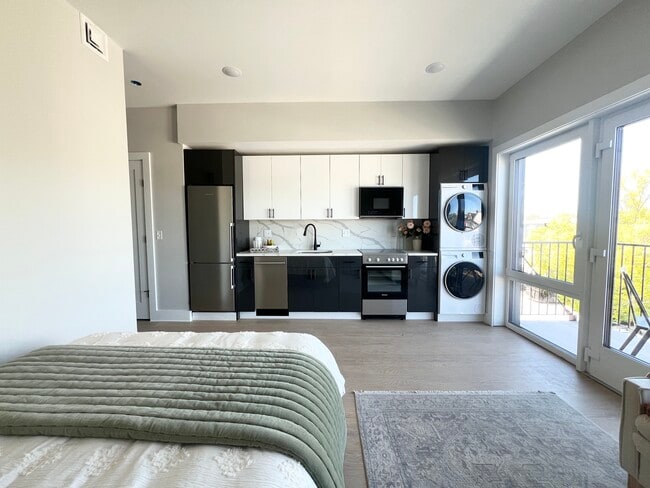 872 Broadway, Unit 205 in Somerville, MA - Foto de edificio - Building Photo