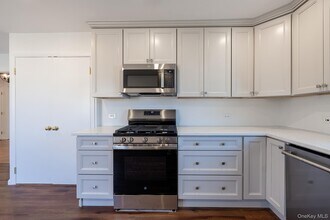 107 Woodside Ave in Harrison, NY - Building Photo - Building Photo