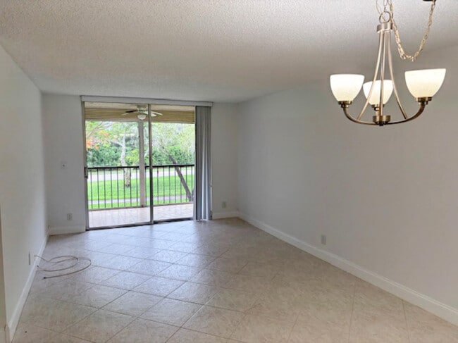 6935 Huntington Ln in Delray Beach, FL - Building Photo - Building Photo