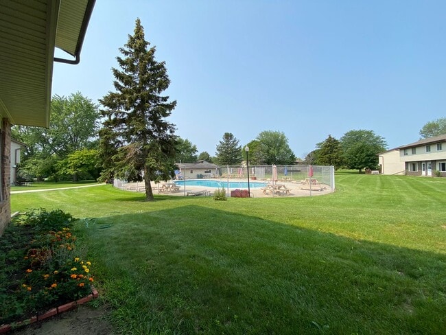 W164N11511-N11511 Squire Ct in Germantown, WI - Building Photo - Building Photo