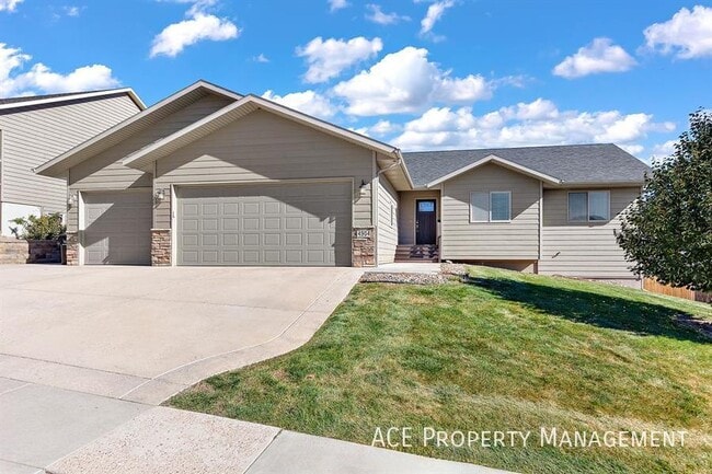 4904 Misty Woods Lane in Rapid City, SD - Foto de edificio - Building Photo