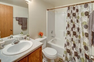 Strawberry Lane in Anchorage, AK - Foto de edificio - Building Photo