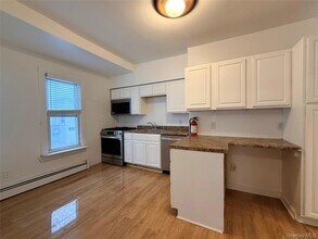 35 East Ave, Unit 1 in Middletown, NY - Foto de edificio - Building Photo