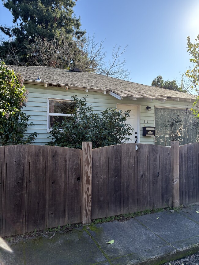 211 Triplett Dr in Cloverdale, CA - Building Photo - Building Photo