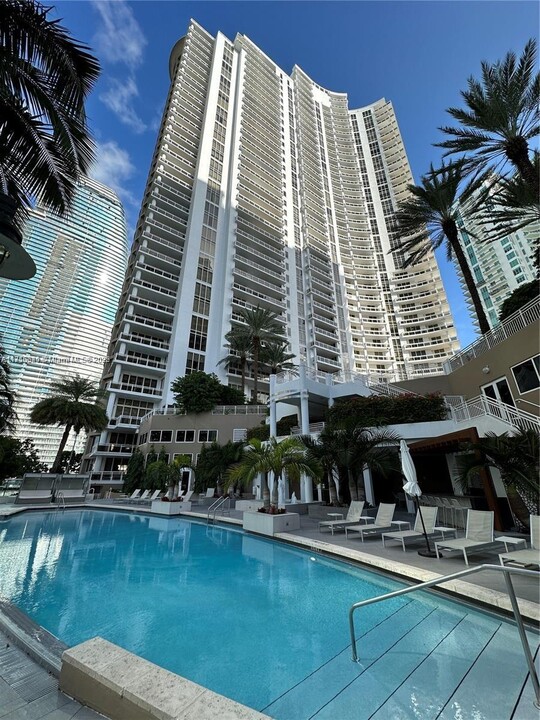 901 Brickell Key Blvd in Miami, FL - Foto de edificio