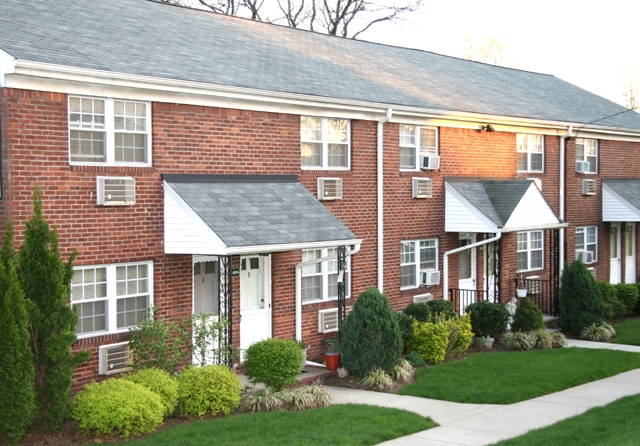 Clara Barton Apartments in Edison, NJ - Foto de edificio