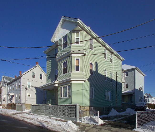 43 Davis St in Fall River, MA - Foto de edificio - Building Photo