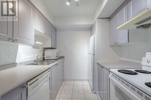 256 Doris Ave in Toronto, ON - Building Photo