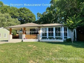 2243 Shamrock Dr in Charlotte, NC - Building Photo