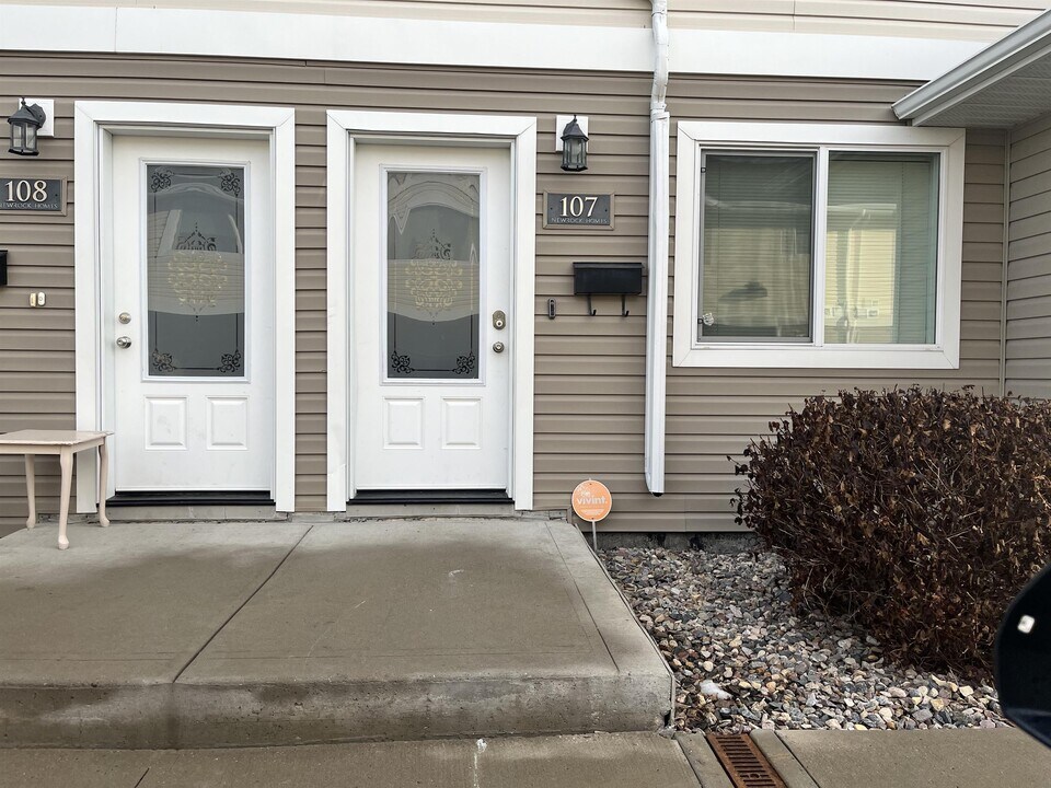 1210 Empress St in Regina, SK - Building Photo