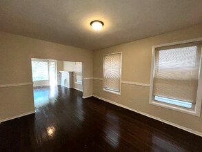 2879 E 77th St, Unit 3 in Chicago, IL - Foto de edificio - Building Photo